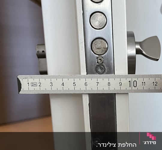 מנעול דלת עם סרגל מדידה בצד